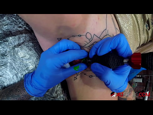 ❤️ Extrem tätowierte Hottie Sully Savage hat ein Tattoo auf ihrer Klitoris ☑ Hard porn bei de.it-com.top ❌
